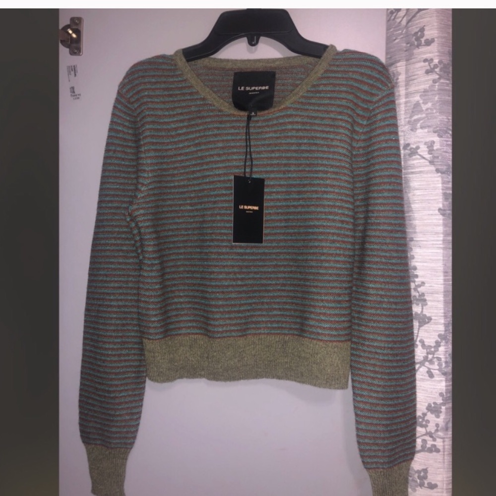 Le superbe sweater NWT
